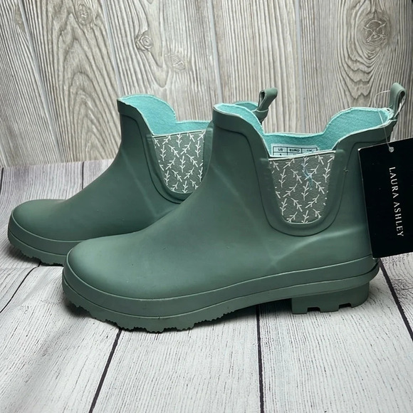 Laura Ashley Rain Boots Ankle Size 9 NWT - Picture 1 of 7
